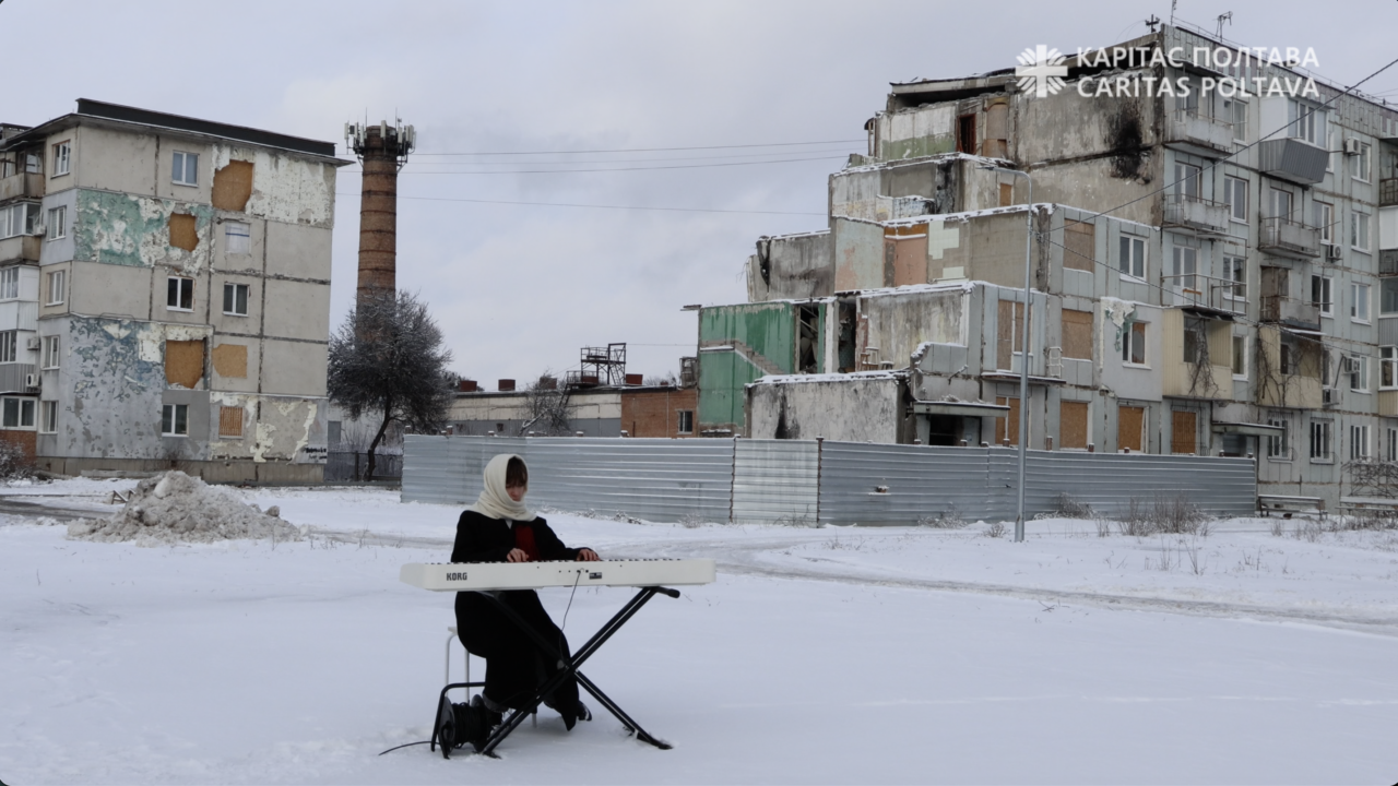 Мелодія пам’яті: у Карітас Полтава вшанували річницю війни